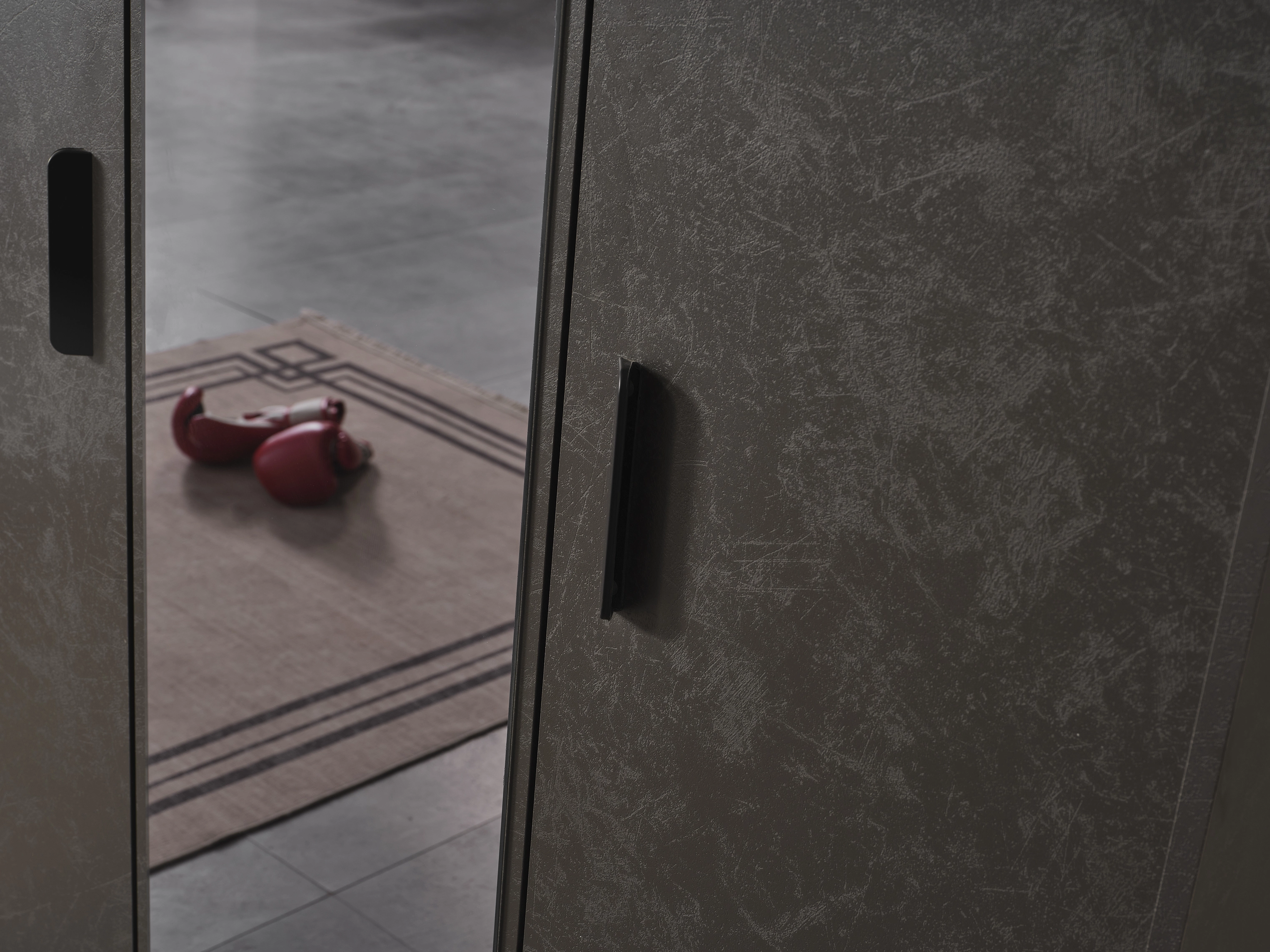 Dark 3 Kapılı Dolap – Geniş depolama alanı