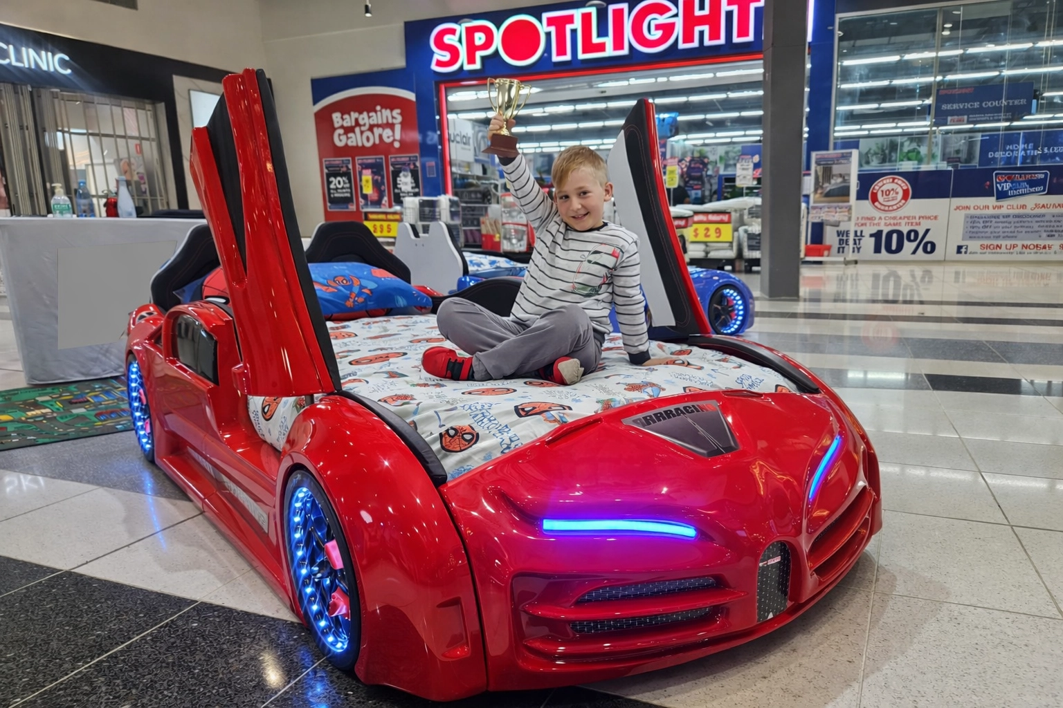 BUGATTI - KIRMIZI KAPILARI AÇILIR - KIRMIZI ARABALI YATAK