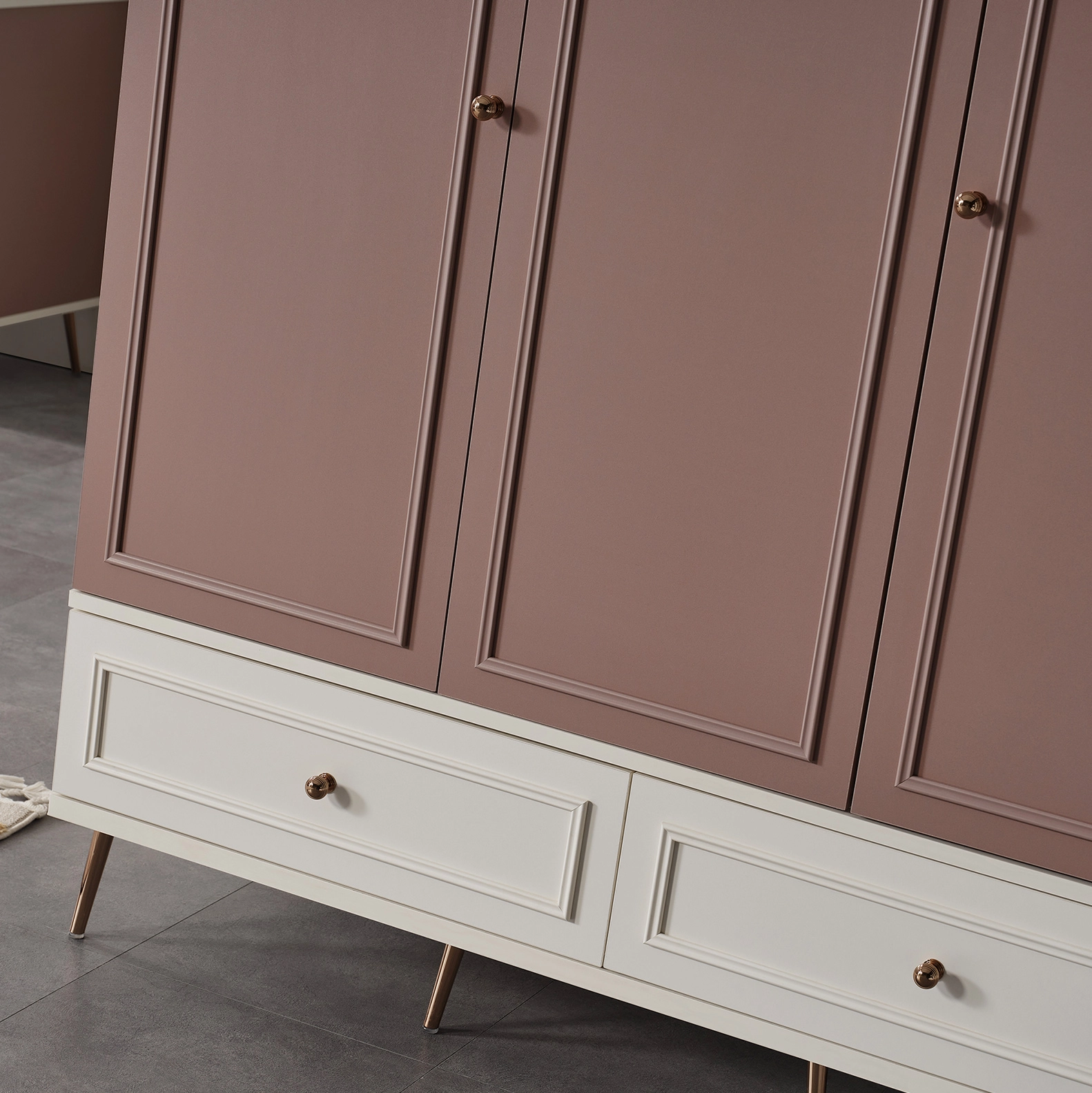 Studio 3 Kapılı Dolap – Geniş depolama alanı