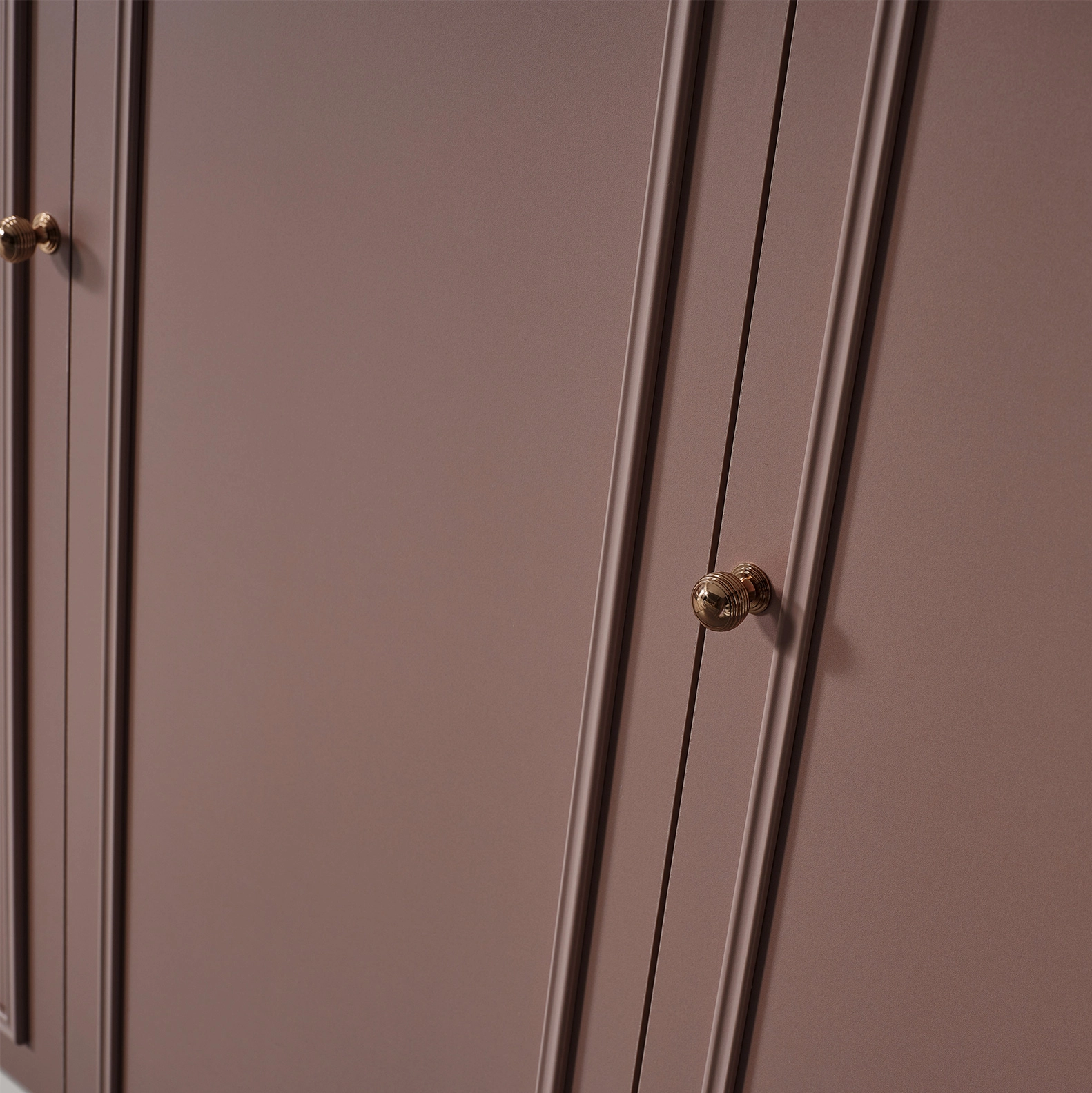 Studio 4 Kapılı Dolap – Geniş depolama alanı